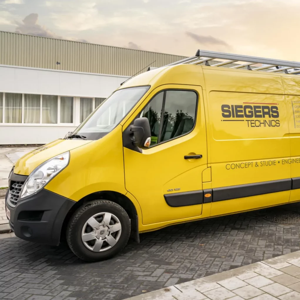Gele servicewagen van Siegers Technics met bedrijfslogo en dakladder, geparkeerd voor een bedrijfsgebouw.